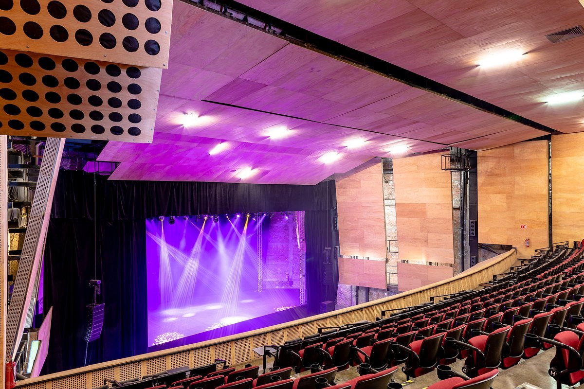Interior del Auditorio BB en Ciudad de México con gradas y escenario