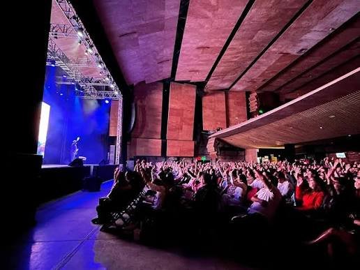 Concierto en el Auditorio BB de CDMX con público frente al escenario