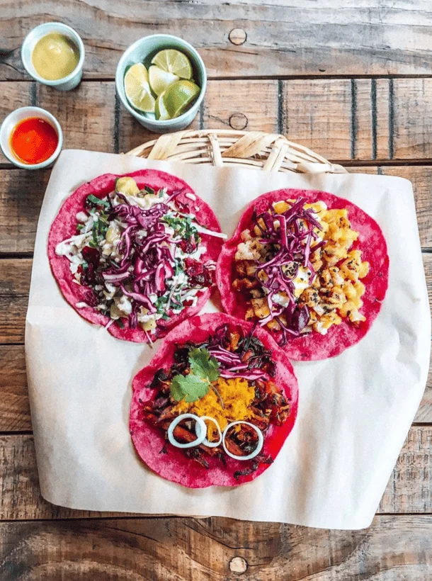 Tacos mexicanos servidos en restaurante de Ciudad de México